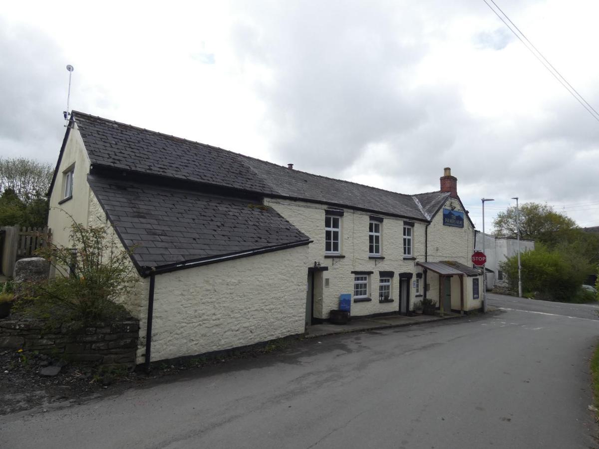 The Farmers Arms, Cwmdu Лланутин Экстерьер фото